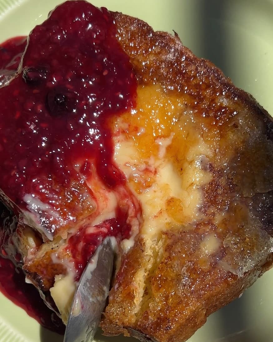 Pan francés brulée con compota de moras